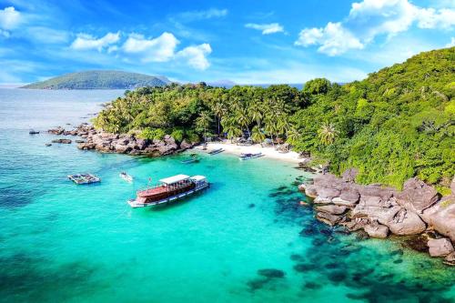 Saigon, Mekong Delta & Phu Quoc Beach Escape 