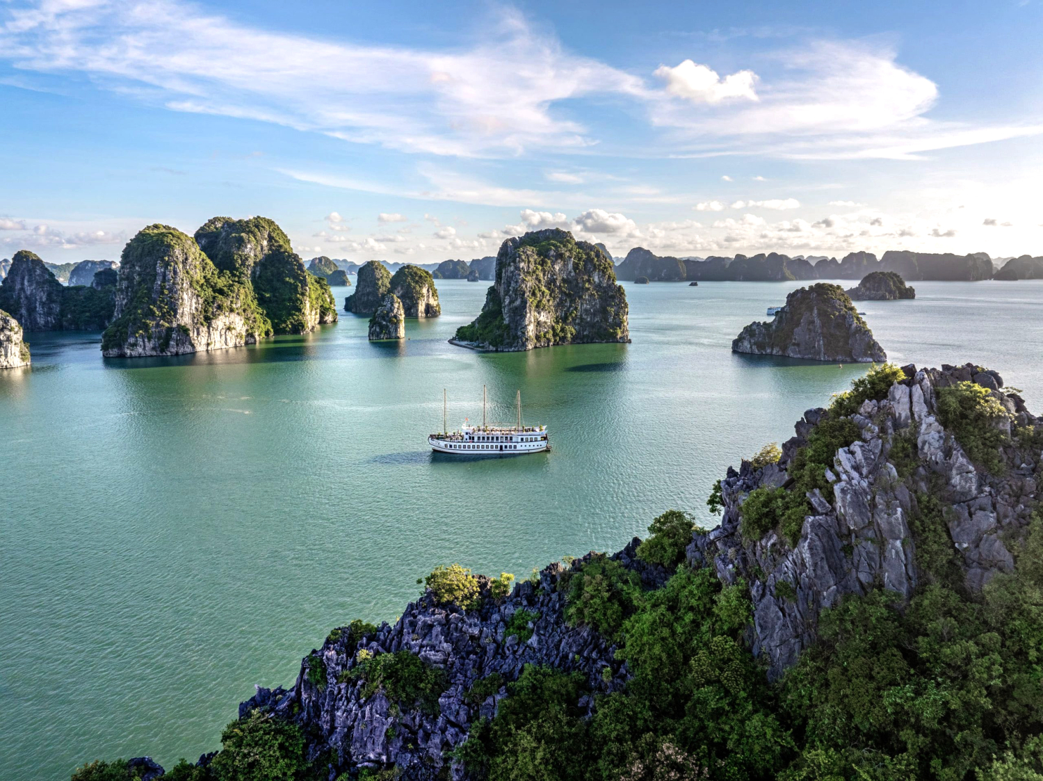 Bai Tu Long Bay