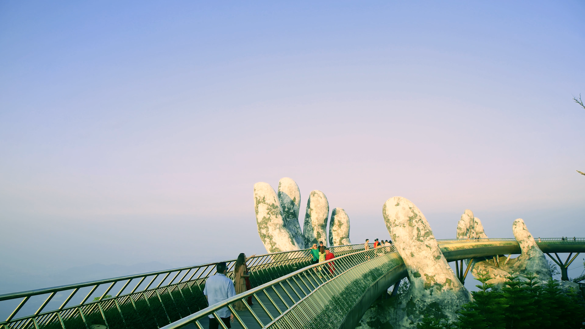 hand-bridge-ba-na-hill-da-nang