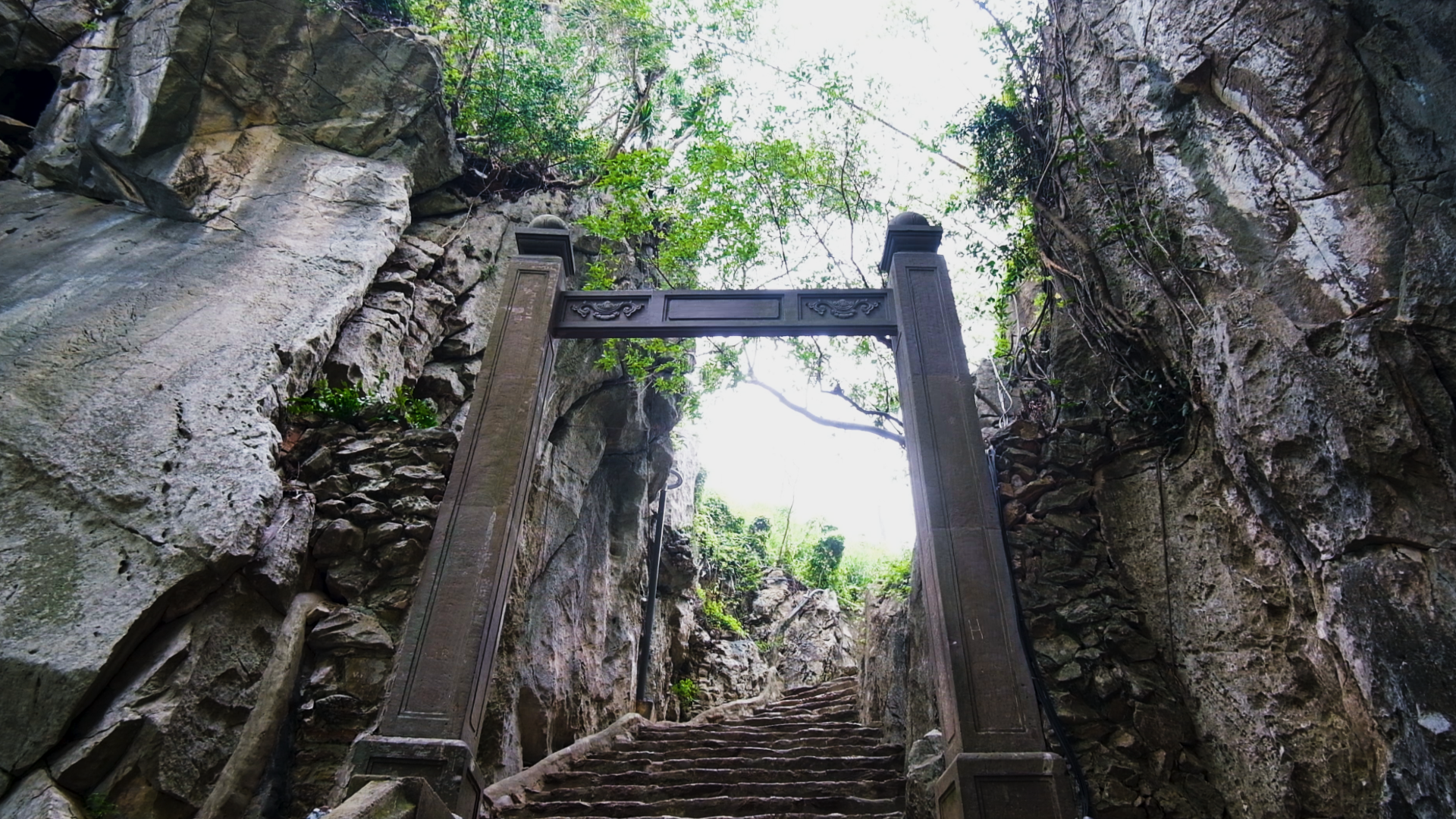 marble-mountain-in-da-nang-vietnam