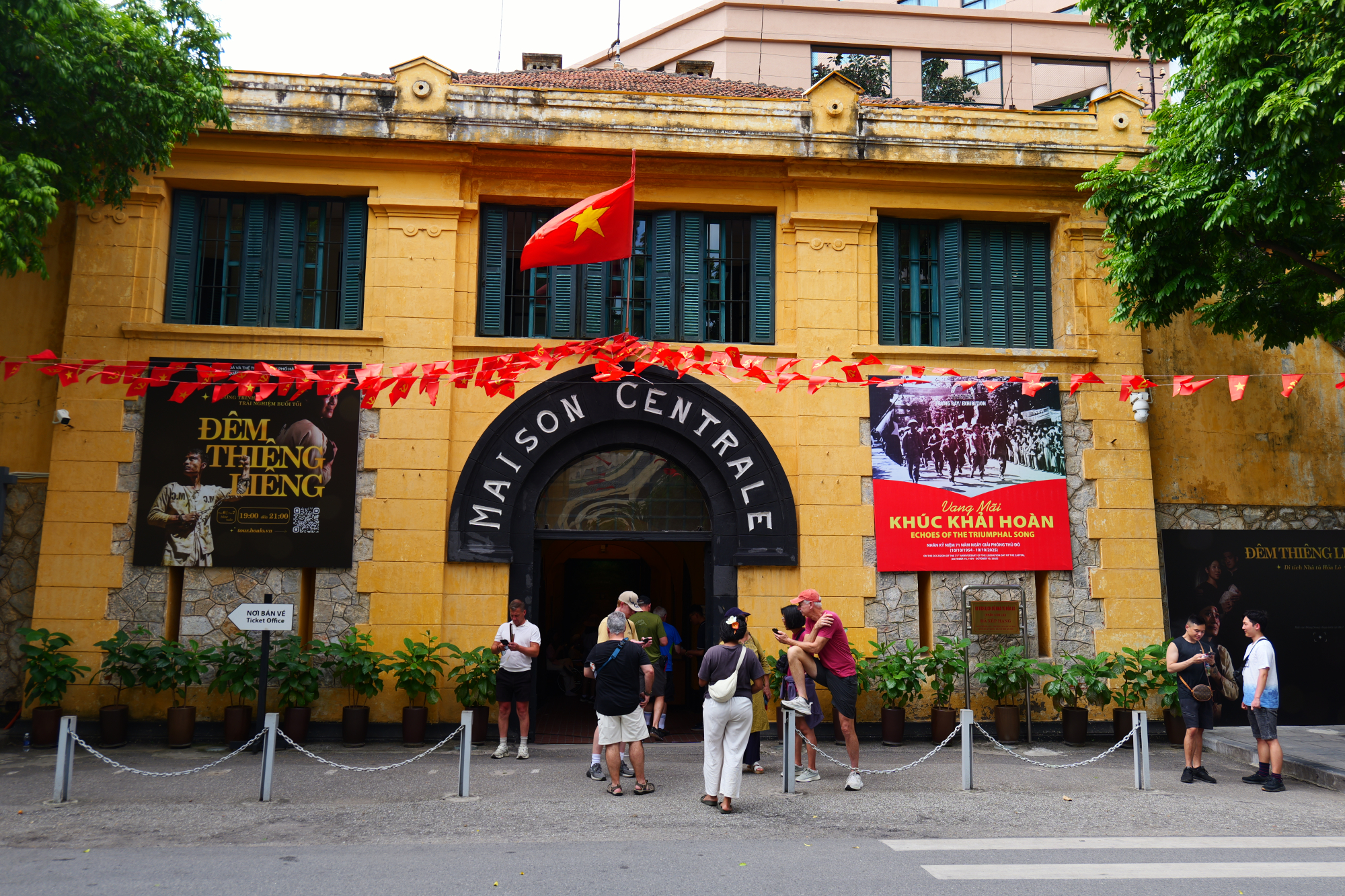 hoa-lo-prison-hanoi-vietnam