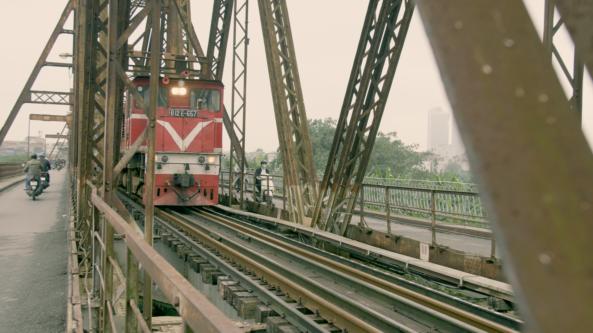 long-bien-bridge-travel-guide