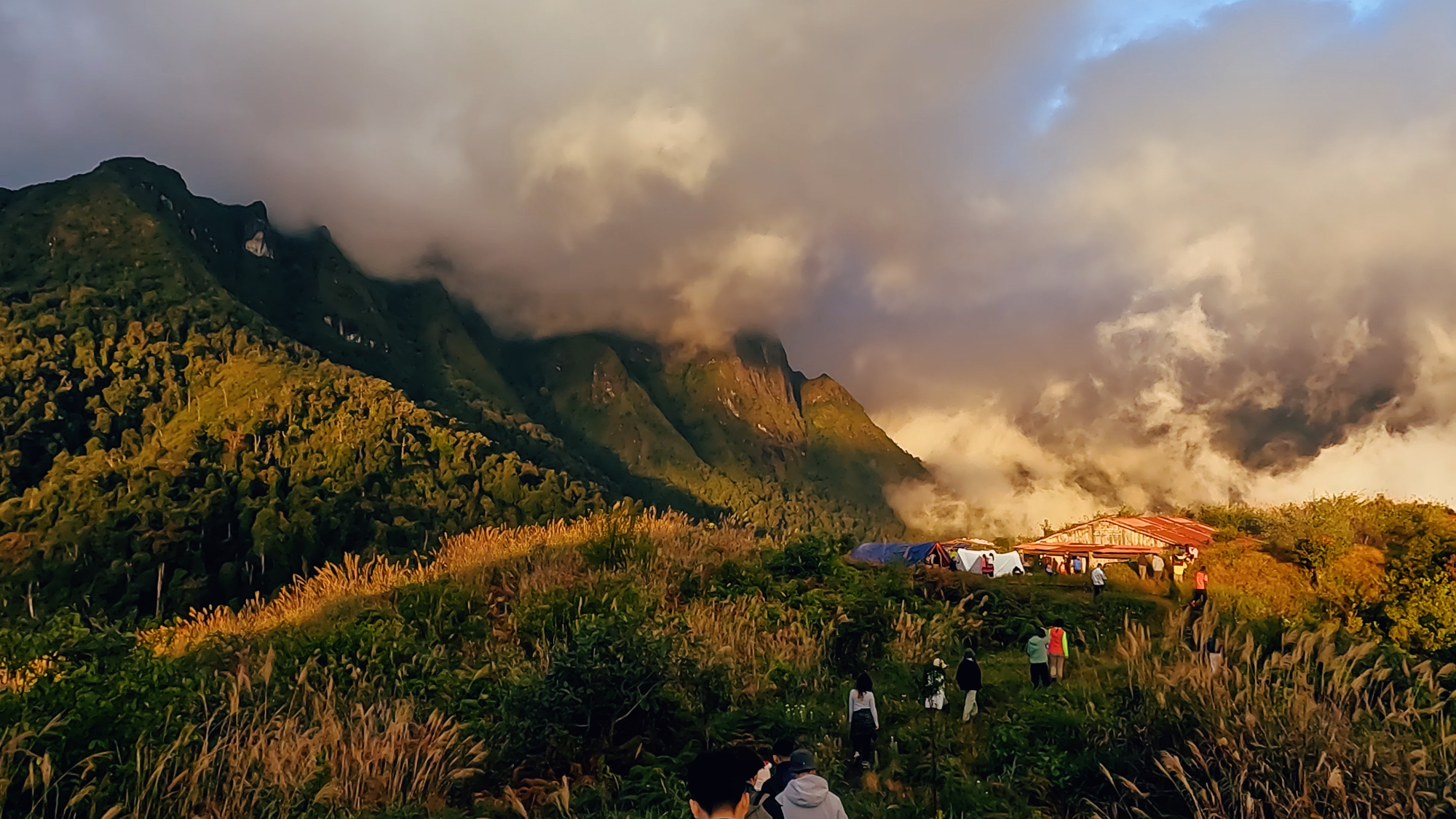 Hike-to-Ky-Quan-San-Peak-in-Vietnam