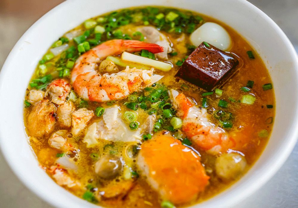 banh-canh-cua-local-food-to-eat-in-ho-chi-minh-city