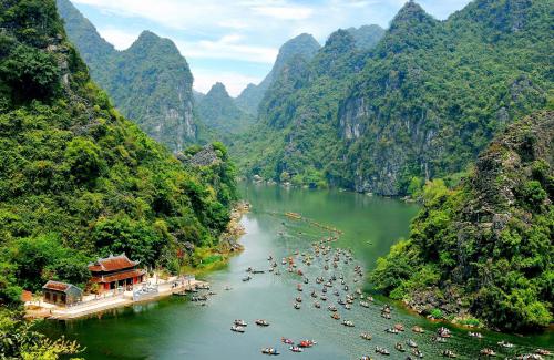 Trang An Bai Dinh Day Trip from Hanoi 